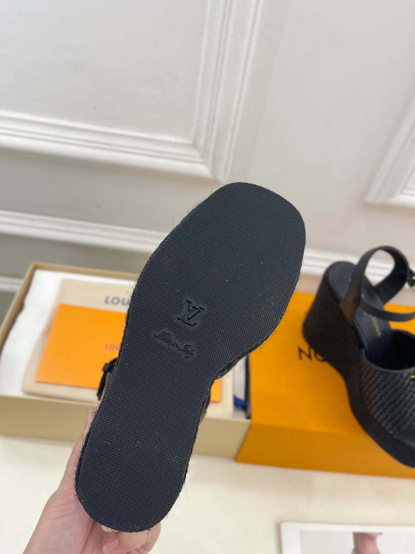👟👟Ex-factory price 640👟👟 LV | Louis Vuitton 25𝐬𝐬 🧡💚2025 spring and summer new style top version‼ ️The original version is the same. The counter focuses on the latest LV ISOLA hollow hemp rope wedge sandals. New hard goods. ❥BS purchasing level! Full of high-end feel! A popular model among bloggers at home and abroad, it’s retro and fashionable and looks amazing on your feet! Mainly recommended model on the official website★ ━━━━━ ЅᏇєєt ━━━━━ ▪️Upper: original customized calfskin ▪️Lining: imported sheepskin ▪️Outsole: original molded outsole ▪️Heel height: 12cm, water platform 3.5cm ▪️Shoe size: 35-39 (40, 41 customized)